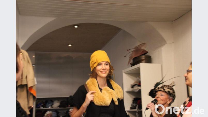 Dass bezaubernde Schals eine wunderbare Ergänzung zur Kopfbedeckung sind, zeigte die Modenschau bei Baier Hüte ebenfalls. Bild: ads