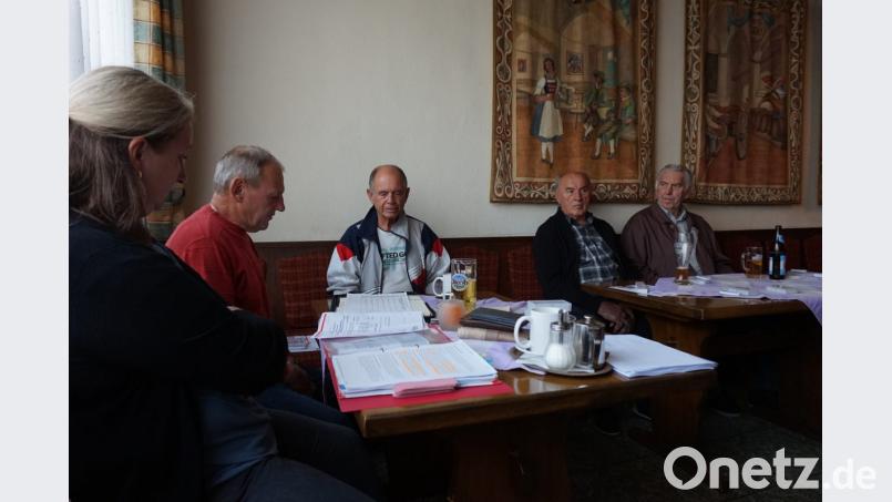 Vorsitzender Herbert Bauer (Zweiter von links) eröffnete die Versammlung. Auf dem Bild unter anderem Branchensekretärin Petra Katens vom Mitgliederbüro Schwandorf und zweiter Vorsitzender Rudi Horn (Mitte) Bild: eib