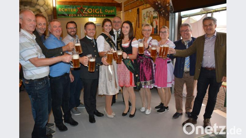 Sie stoßen auf den 10. Mitterteicher Kommunbrautag an: (von links) Norbert Neugirg, Reinhard Fütterer, Zoiglwirt Willi Oppl, Matthias Grundler, MdL Tobias Reiß, Zoiglprinzessin Julia Franz, Bezirkstagsvizepräsident Lothar Höher, Zoiglkönigin Lena Müller, die Bedienungen Christine Sommer und Nadine Dreßel, Bezirksrat Toni Dutz und Bürgermeister Roland Grillmeier. Bild: jr