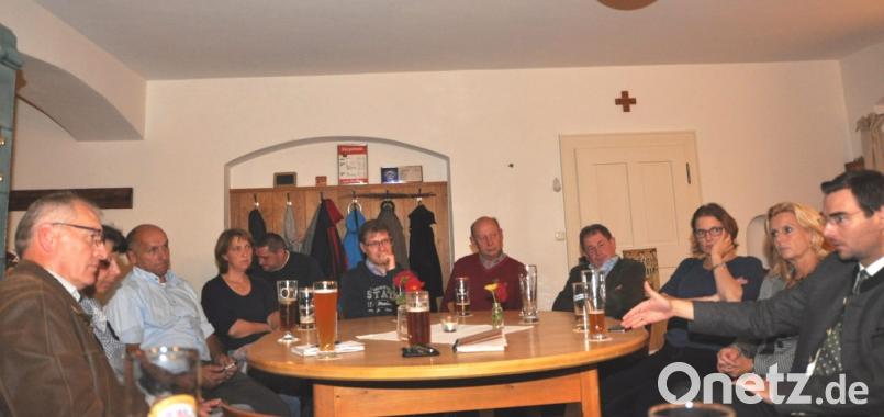 Landtagskandidat Stephan Oetzinger (rechts) bleibt bei der Veranstaltung der CSU am Sonntag in Tännesberg auf die vielen Fragen aus den Reihen der Besucher keine Antwort schuldig. Mit dabei ist auch Bezirkskandidatin Andrea Lang (Zweite von rechts). Bild: es