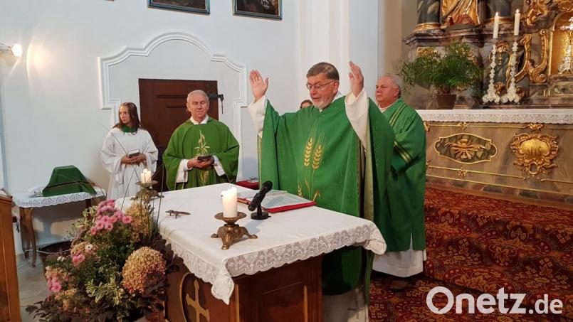 Wallfahrtspfarrer Monsignore Gottfried Fellner von der Wieskirche bei Steingaden hält mit Pfarrer Josef Most und Diakon Herbert Sturm den Pilgergottesdienst in der Wieskirche. Bild: gi