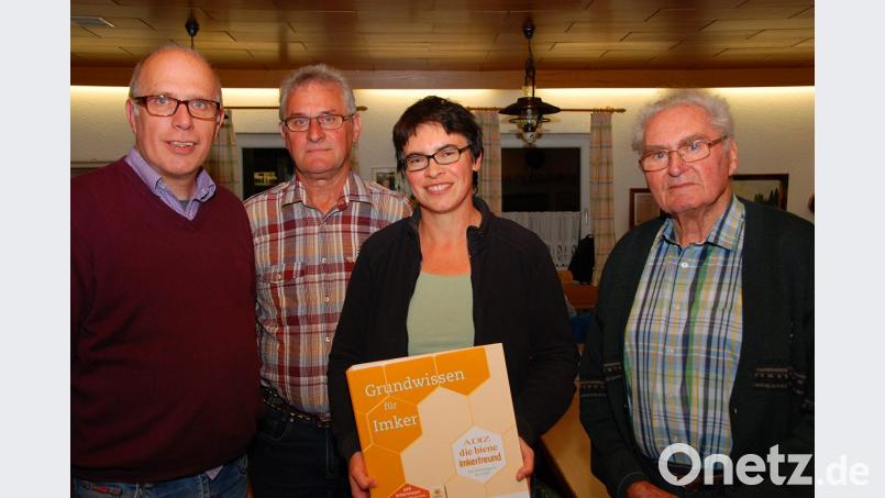 Alexander Hirschmann-Titz, Helmut Heuberger und Michael Hüttner (von links) gratulieren Christine Fröhlich (Dritte von links) als 150. Probe-Imkerin. Bild: Andreas Royer