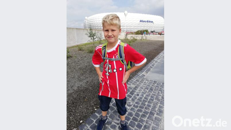 Florian Lindner an seinem „großen Tag“ vor der Stadion. Bild: exb