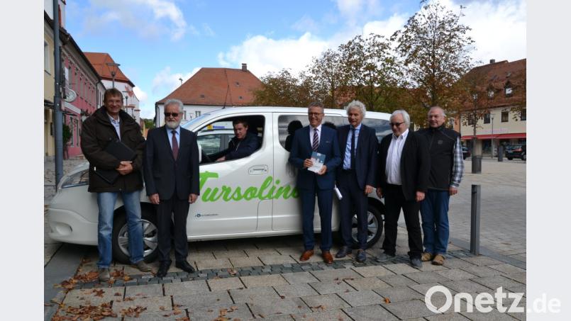 Thomas Kraus, Leiter der Stadtwerke, Alfred Meller von RBO, Baxi-Fahrer Alois Röckl, Bürgermeister Franz Stahl, Landrat Wolfgang Lippert, Baxi-Erfinder Peter Zimmert und Harald Birner, Mitarbeitet der Stadtwerke, freuen sich auf den Startschuss für das neue E-Baxi am 1. Oktober. Bild: szl