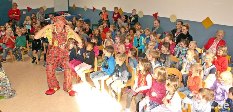 Die Kinder sind voll bei der Sache, um dem Zauberclown bei einem Trick auf die Schliche zu kommen. Bild: R. Kreuzer