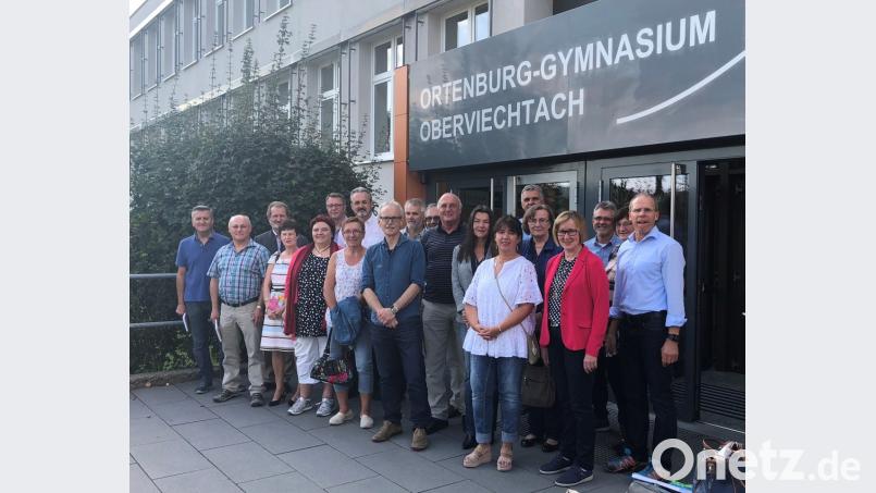 Von 38 Ehemaligen kamen 21 zum 40-jährigen Klassentreffen ans Ortenburg-Gymnasium, wo ihnen Schulleiter Ludwig Pfeiffer (rechts) die Einrichtungen zeigte. Bild: lg