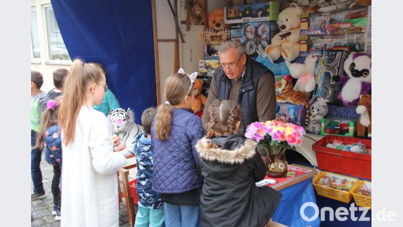 Auch an die Kinder war natürlich gedacht - wie hier beim Losstand. Bild: frd