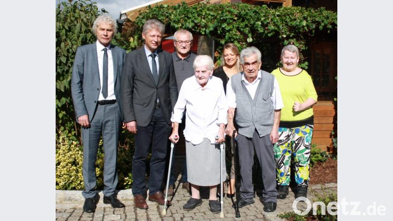Das Jubelpaar Ida und Karl Sellner (vorne, Dritte und zweiter von rechts) mit Landrat Lippert, Bürgermeister Müller und Schwiegersohn Heiner Löw, Katharina Löw, Gattin von Enkel Rainer Löw und Angelika Wallner, Lebensgefährtin von Heiner Löw (von links, hinten). Bild: lk