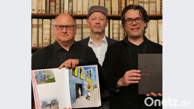 Die drei Männer, die hinter dem Büro-Wilhelm-Verlag stehen, von links: Wilhelm Koch, Manfred Wilhelm und Gerhard Wilhelm Schmidt, 2017 bei der Vernissage &quot;Die schönsten Bücher 2017&quot; in der Provinzialbibliothek. Bild: Wolfgang Steinbacher