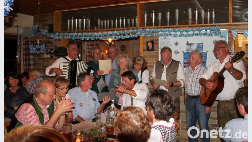 Alte Hasen des Skiclubs hatten zusammen mit den vielen Gästen beim Singen des legendären Skiclub-Liedes &quot;Wir sind der Skiclub von Campo Nero&quot; ihre große Freude, erinnert doch der Text an ungezählte Fahrten nach Südtirol in den Sechzigern. Bild: mab
