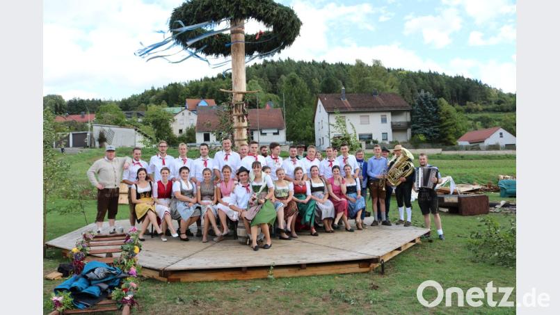 Kirwapaare nach dem Austanzen mit dem neuen Oberkirwapaar. Bild: Jürgen Leißner