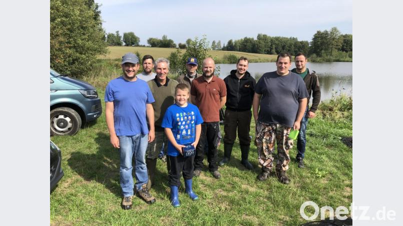 Alle Fischer freuten sich beim Abangeln am Vorm-Holz-Weiher über ordentliche Fangmengen. Besonders viel Fisch zog Dominik Rübl (Zweiter von rechts) aus dem Gewässer. Bild: bgm