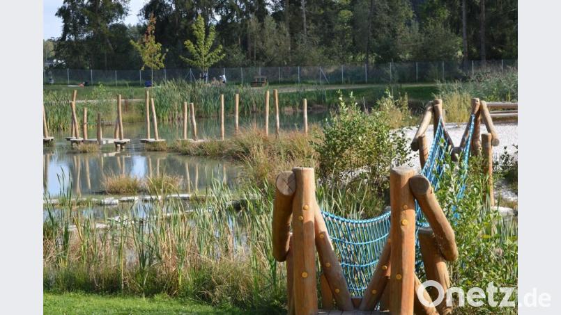Bewegung über, am und im Wasser ist im Erlebnispark „Wasser-Fisch-Natur“ möglich. Besonderen Spaß macht es Kindern, sich über die Dschungelbrücke und die Laufteller zu bewegen. Bild: exb