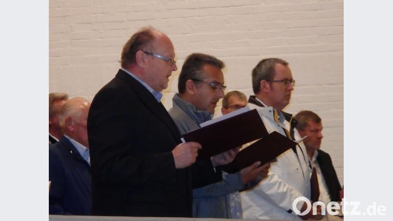 Der MGV Harmonie gestaltet die Messe musikalisch; vorne die Sänger Stefan Schricker und Johannes Spachtholz. Bild: wrt