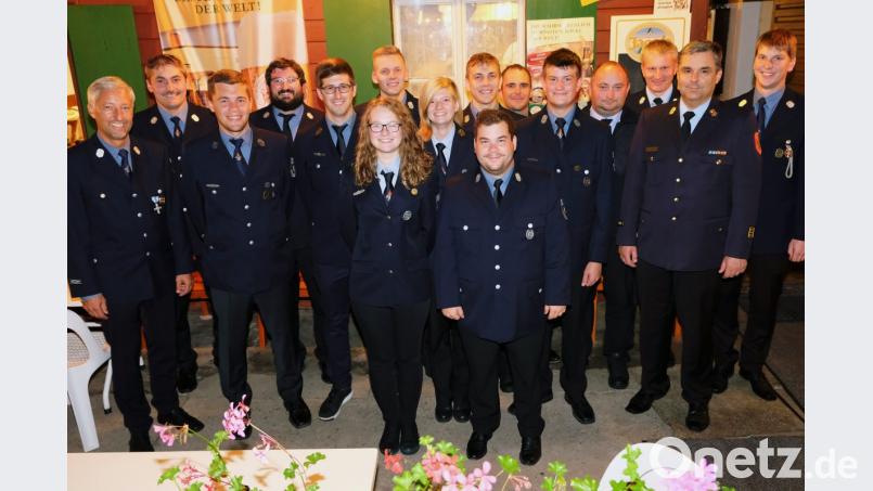 Nach der „Manöverkritik“ in der Gaststätte Waldeslust in Süßenweiher überreichen die Schiedsrichter Kreisbrandinspektor Wolfgang Schwarz und die Kreisbrandmeister Jürgen Haider und Rainer Kopp an die Kameraden der 130. Leistungsprüfung die Abzeichen. Bild: do