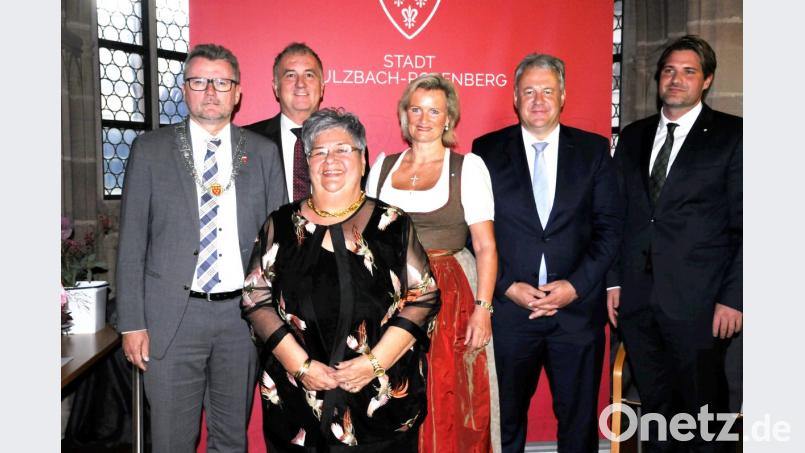Gratulation und Auszeichnung: Von links Bürgermeister Michael Göth, Hans-Jürgen Nägerl, Inge Girbert, Angela Inselkammer, Richard Reisinger und Thomas Geppert. Bild: ge