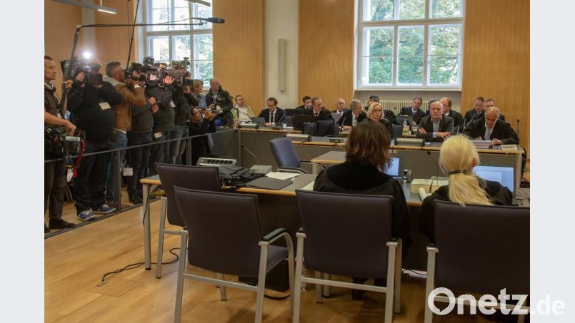 Joachim Wolbergs (hintere Reihe, Zweiter von rechts) sitzt im Gerichtssaal des Landgerichts zwischen seinen Anwälten. Bild: Armin Weigel/dpa