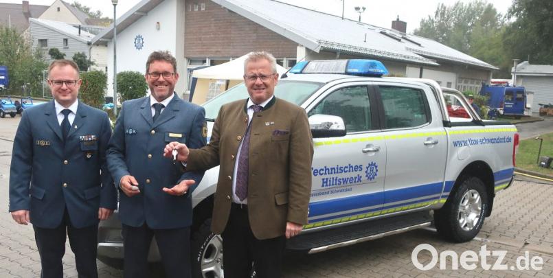 THW-Fördervereinsvorsitzender Andreas Feller (rechts) überreichte die Schlüssel für den Pick-up an Zugführer Uli Hottner (Mitte). Links Ortsbeauftragter Martin Liebl. Bild: Hirsch