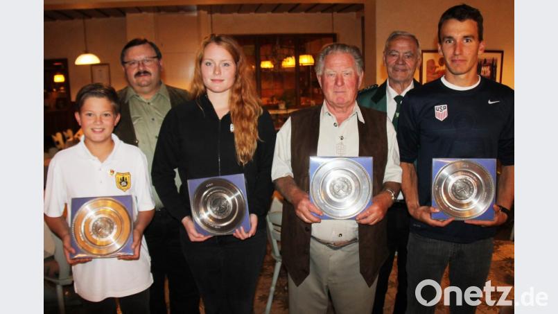 Die Mannschaftsvertreter der Wandertellergewinner Stefan Böhm (Thanstein), Carina Maier (Weiding), Horst Fettke (Weiding), Martin Träxler (Gaisthal, von links) mit Gauschützenmeister Manfred Muck und Gaukassier Josef Fuchs (hinten). Bild: dl