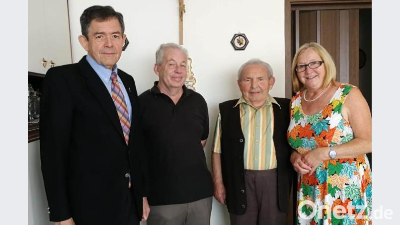 Pfarrer Max Früchtl, Bernd Meier für SV und OWV sowie dritte . Bürgermeisterin Rita Rosner (von links) gratulierten Karl Neuber zum 85. Geburtstag. Bild: le
