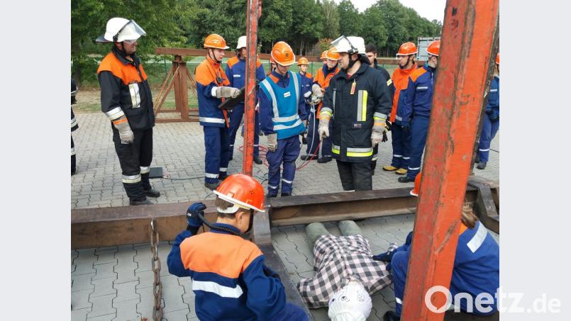 Wenn eine Person unter einem schweren Gerät eingeklemmt ist, gilt es schnell und effektiv zu handeln. Oft steht das Leben auf der Kippe. Bild: dob