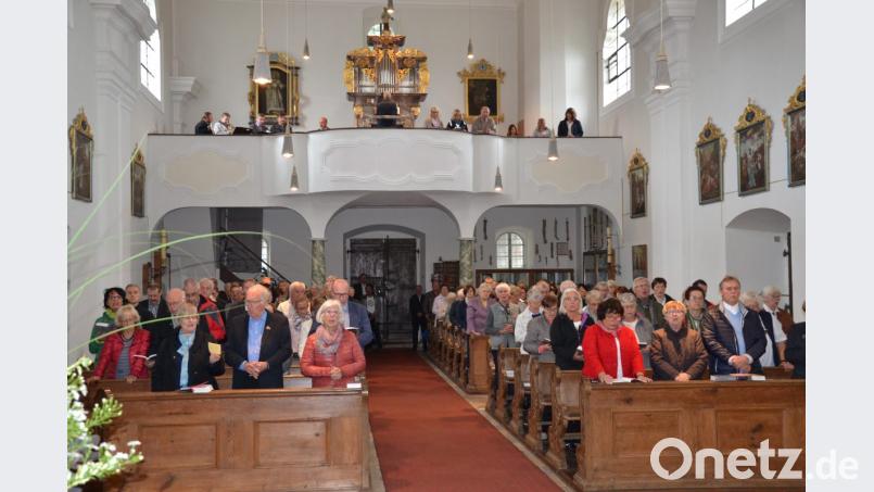 Andächtig beten und singen die Gläubigen beim Pilgergottesdienst in der Wieskirche. Bild: gi