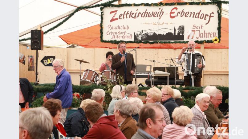 Bürgermeister Hans Donko begrüßte die Senioren im Kirwa-Zelt. Bild: njn