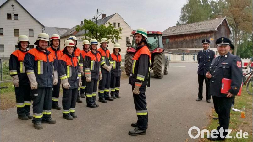 Zehn Brandschützer zeigen ihr Können bei der Leistungsprüfung. Unser Bild zeigt Christine Sloot (von links), Horst Dollhopf, Ralf Dollhopf, Melanie Bauer, Patrick Bauer, Thomas Prestele, Eva Mayer, Lukas Bauer, Anna-Lena Rix, Gruppenführer Andreas Mayer, zweiten Vorsitzenden Harald Müller und Kreisbrandmeister Jürgen Haider. Bild: ow
