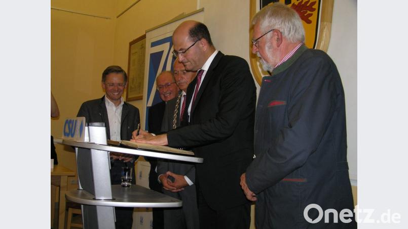 Staatsminister Albert Füracker (Zweiter von rechts) trug sich beim Festakt anlässlich des 70. Gründungsjubiläums des CSU-Ortsverbands Neusorg in das Goldene Buch der Gemeinde Neusorg ein. Mit auf dem Bild: MdL Tobias Reiß (von links) zweiter Bürgermeister Dr. Günther Fütterer, Gemeindeoberhaupt Peter König und dritter Bürgermeister Karl Lenhard (rechts). Bild: öt