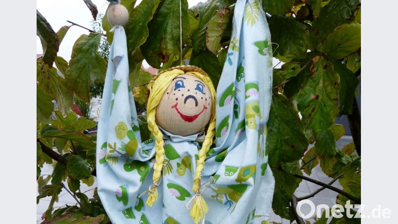 Die Marionette „WaFiNa“ hat die zertifizierte Gästeführerin Rita Lengenfelder selbst gebastelt. Sie begleitet sie und ihre Kollegin Elisabeth Wissmann bei den Familien- und Kinderführungen durch den Erlebnispark „Wasser-Fisch-Natur“. Bild: exb