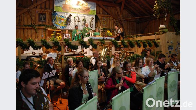 Pfarrer Herbert Rösl und Kaplan William Akkala zelebrierten den Festgottesdienst im Stodl, flankiert von den Ministranten aus Bläserklasse und Blaskapelle. Bild: Portner