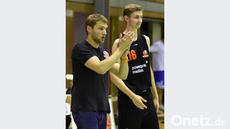 Auf den Neustädter Cheftrainer Stefan Merkl (links) und sein neuformiertes Team wartet eine harte Saison in der 2. Regionalliga Nord. Hoffnungsvolle Nachwuchstalente wie Alexander Pöss (rechts) sollen für die routinierten Abgänge in die Bresche springen. Bild: Alfred Schwarzmeier