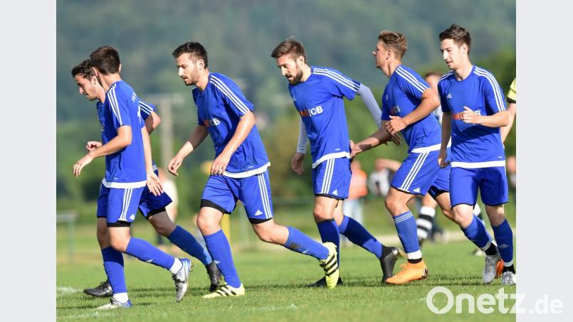 Auch in der Landesliga Mitte steigt in dieser Saison nur der Letzte direkt ab. Der SV Etzenricht will das nicht sein. Bild: A. Schwarzmeier