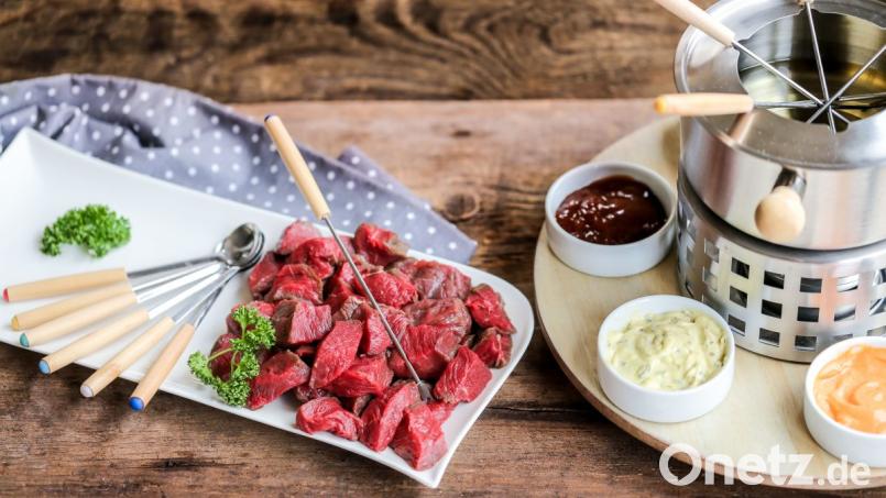 Für einen Abend mit Familie und Freunden gibt es fast nichts Schöneres als ein Fondue. Zum Fleisch werden verschiedenen Soße angeboten. Bild: Jérôme Rommé – stock.adobe.com