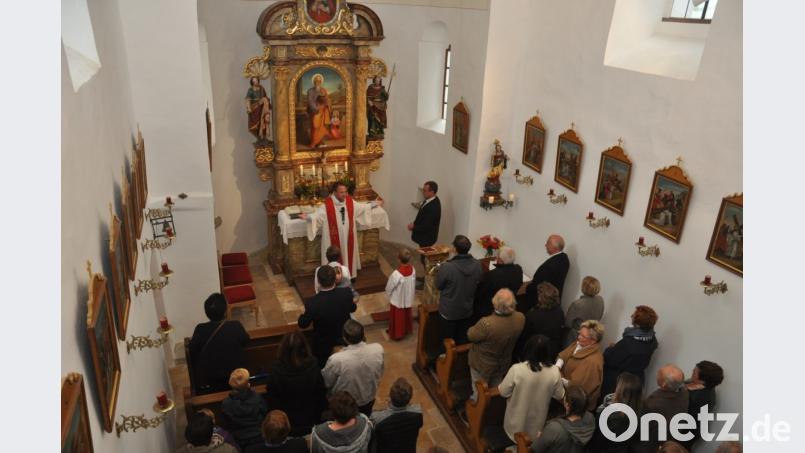 Der anhaltende Regen lässt in diesem Jahr einen Patroziniumsgottesdienst in Altentreswitz im Freien nicht zu. Doch auch die historische Kirche bietet mit dem aussagekräftigen Altarbild des Evangelisten Matthäus beste Möglichkeit, den Festgottesdienst gebührend zu feiern. Ein Frühschoppen mit Weißwurstfrühschoppen schließt sich an. Bild: dob