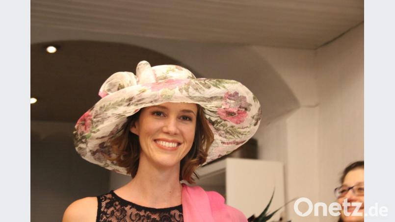 Die Vorschau auf das Frühjahr 2019 mit einem duftigen Huttraum mit breiter Krempe sorgte für Momente der Entzückung im Publikum. Bild: ads