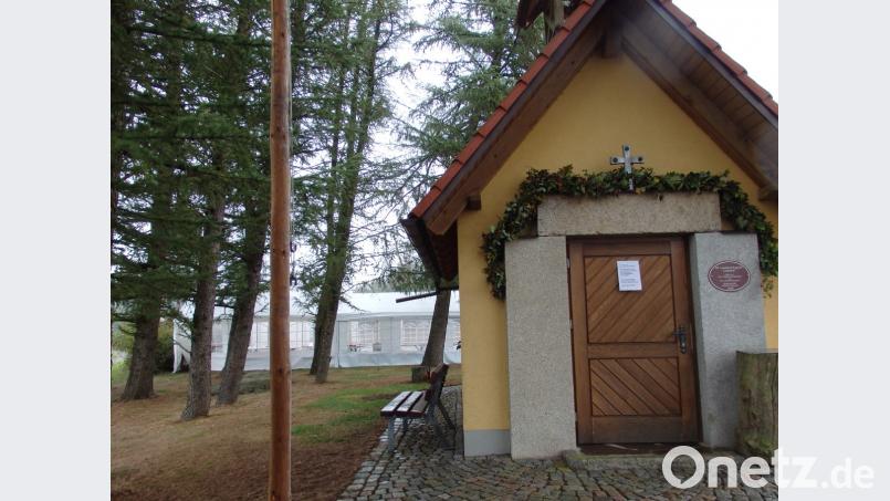 Der Gottesdienst findet zwar wetterbedingt in der Heilig-Geist-Kirche statt, aber zum gemütlichen Frühschoppen kommen die &quot;Kirwa-Leit&quot; gerne ins beheizte Zelt (links, hinter der Kapelle) Bild: wrt