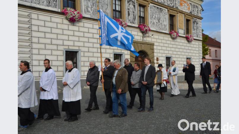 Die Marianische Männercongregation aus Vohenstrauß kam sogar mit dem Banner zur Pfarrwallfahrt nach Stribro/Mies. Bild: dob
