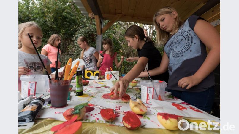 Die Kinder- und Jugendgruppenleiter des OGV ließen sich einiges einfallen. Die Nachwuchsgärtner gestalteten mit Apfeldruck Windlichter. Bild: dtr