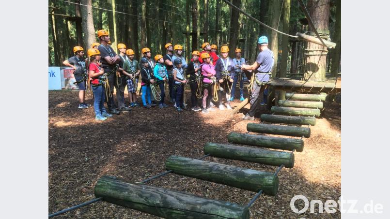Kinder mit der Feuerwehr im Hochseilgarten Bild: Kreuzer, Tom