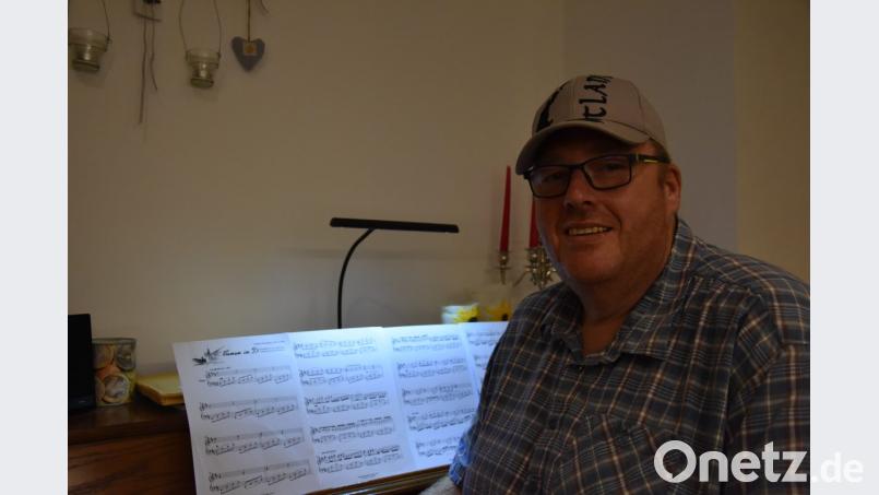 Alle Bandmitglieder der &quot;Altneihauser Feierwehrkapell&#039;n&quot; spielen ein Instrument, nur Reinhard Stummreiter nicht: &quot;Ich gleiche das durch theatralisches Verhalten aus&quot;, sagt er von sich selbst Bild: fuw