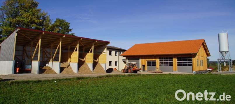Der Rohbau des Bauhofs (links die Schüttgutboxen, dazwischen im Hintergrund die ehemalige Schule) ist fertig, mit dem Innenausbau wurde bereits begonnen. Bild: mmj