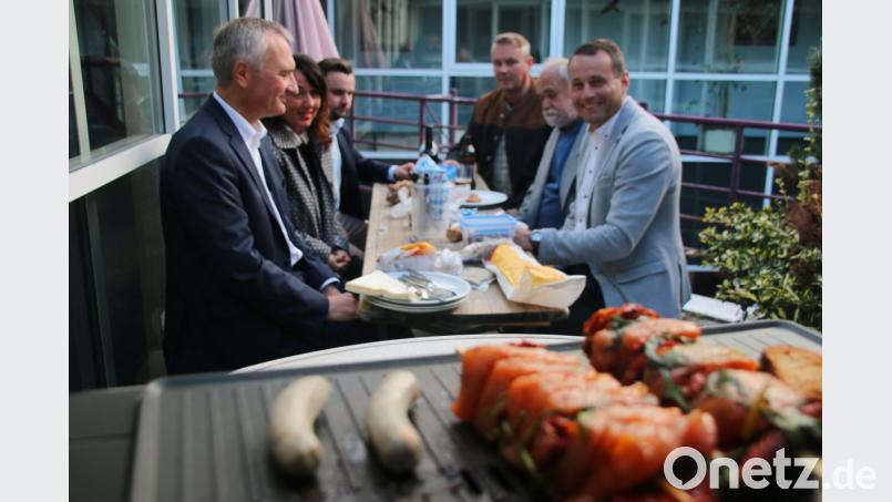 Vor dem Grill und vor der Wahl: Die Kandidaten (von links) Harald Schwartz (CSU), Alexandra Sitter (FW), Markus Hochholdinger (FDP), Markus Mrozek (Bayernpartei), Wolfgang Berndt (Linke) und Uwe Bergmann (SPD). Bild: jrh