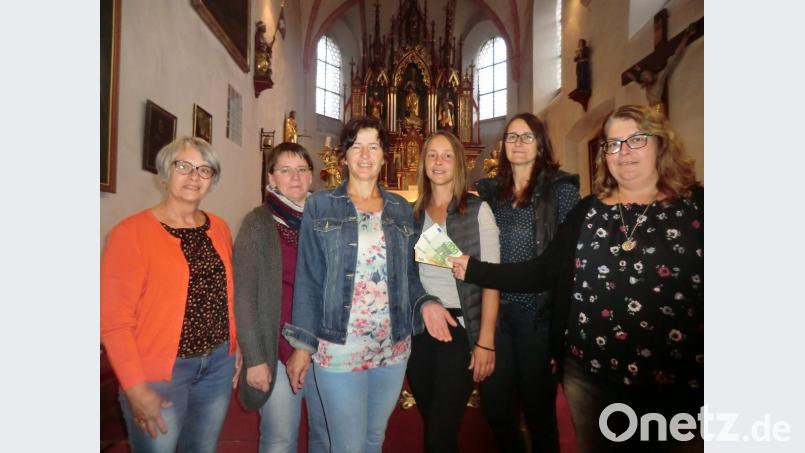 Eva Hoffmann (rechts) und (von links) Renate Zaloga vom Frauenbund überreichen Doris Dimper, Martina Schreyer, Sabine Kreuzer und Petra Dimper eine Spende zur Finanzierung des Blumenschmucks. Bild: rpp
