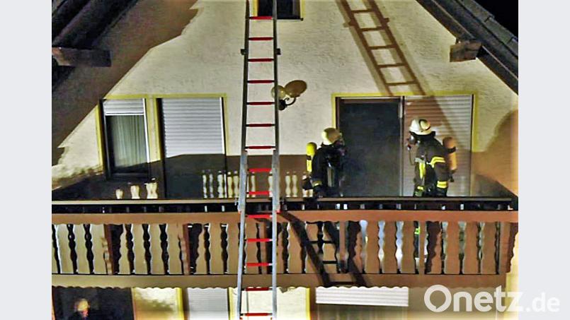 Wie mit der Drohne zu sehen ist, suchen die Feuerwehrleute mit schwerem Atemschutz im Obergeschoss nach vermissten Personen. Bild: twi