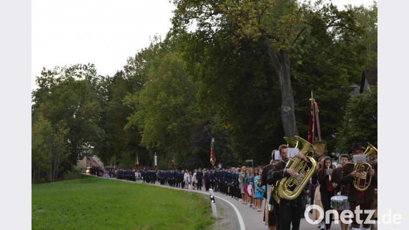 Die vielen Feuerwehren bildeten einen langen Zug, schließlich gab es viele Ämter zu vergeben. Bild: bej