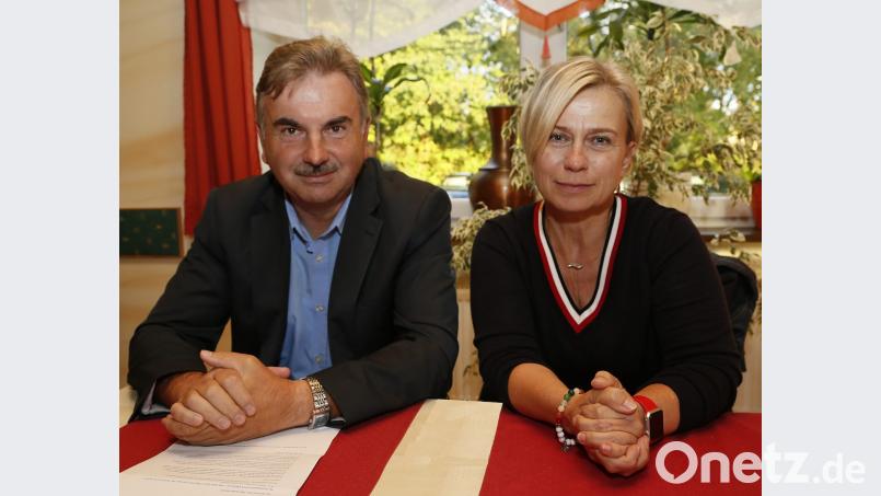 Die Stadträte Alfred Damm (ÖDP, links) und Marion Juniec-Möller (Grüne, rechts) wollen mit einem Antrag verhindern, dass in Schwandorf eine Klärschlammverbrennungsanlage gebaut wird. Bild: Hösamer