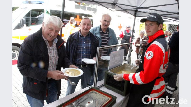 Zum "Zehnjährigen" der Tafel gab es Kartoffelsuppe mit und ohne Würstl. Bild: Hirsch