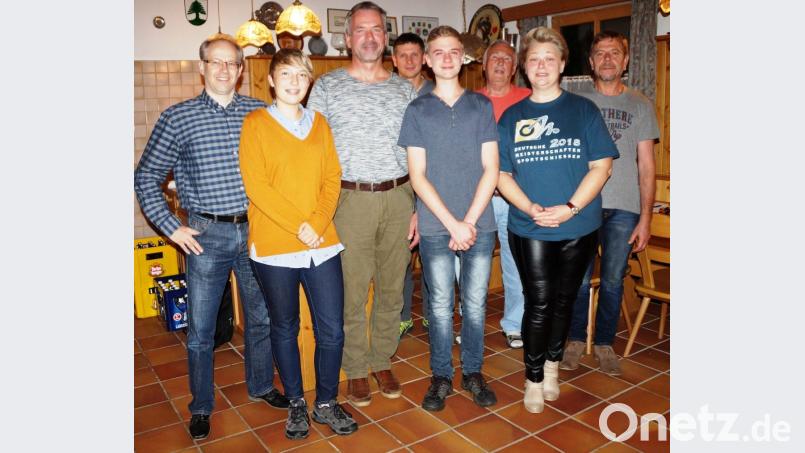 Die Vorstandschaft des Bogenclubs mit Martina Herrmann (zweite von rechts) an der Spitze dankte den Vereinsgründern, die sie aus langjähriger Erfahrung mit fachlich fundiertem Rat kräftig unterstützen. Bild: weu