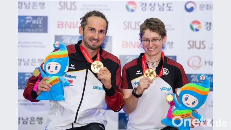 Kerstin Schmidt (rechts) von Edelweiß Siegritz präsentierte stolz ihre Goldmedaille in Changwon. Neben ihr Michael Herr, der Sieger bei den Männern. Bild: exb